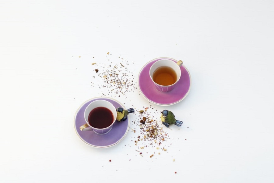 image of coffee and tea in a cup with leaves (Katrin Hauf/Unsplash)