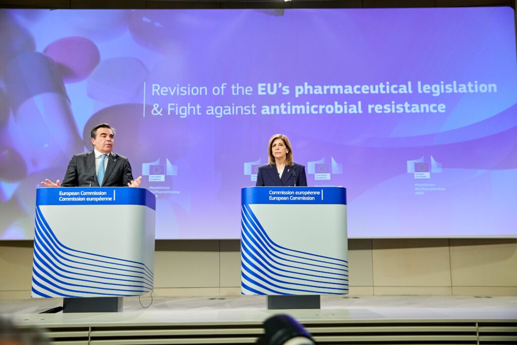 Margaritis Schinas, on the left, and Stella Kyriakides, at the press conference announcing the EU Pharmaceutical Package in April 2023