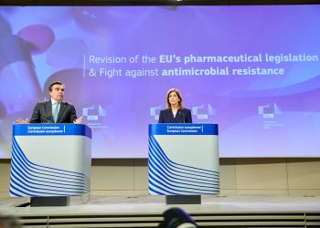 Margaritis Schinas, on the left, and Stella Kyriakides, at the press conference announcing the EU Pharmaceutical Package in April 2023